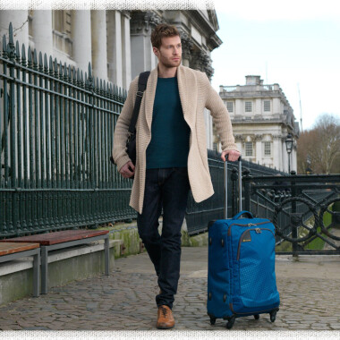Đi du lịch nên mang vali hay balo? Ưu nhược điểm của từng loại